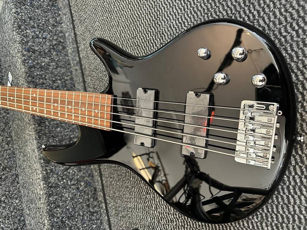Strumenti musicali: Basse Ibanez Gio 5 Cordes. 5 String. Powerful! – Usato da Morges venduto da GvnMusic 5