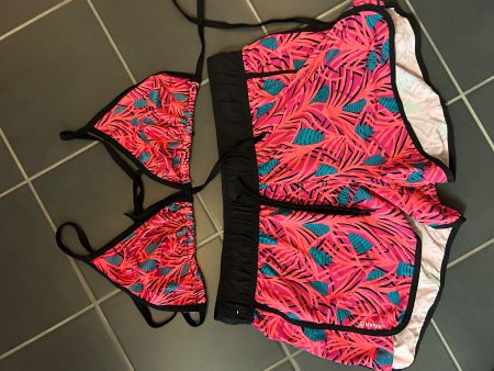 Maillot de bain / short + haut / T. 42