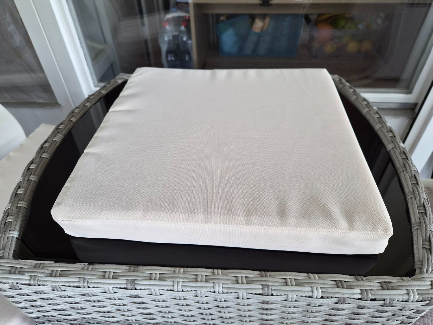 Tables: Ensemble table en rotin + 2 chaises - plateau en verre – D'occasion à Lausanne par leroyaumedereven 4