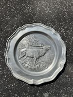 Assiette décorative en étain cerf en relief bon état