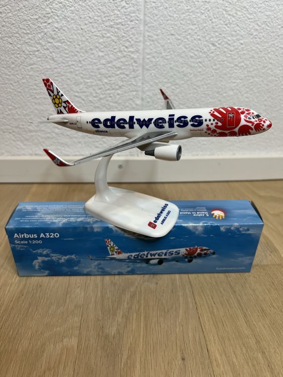 herpa Snap-Fit modèle d'avion Edelweiss Air Airbus A340-300 – HB-JMC Flumserberg, Miniature à l'échelle 1:200, pièce de Collection, modèle avec Support, Plastique