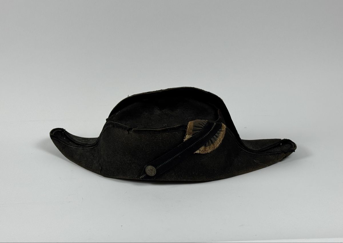 Hüte, Mützen & Caps: Cappello militare bicorne, Francia – Gebraucht aus Genève von Atelier.Curio