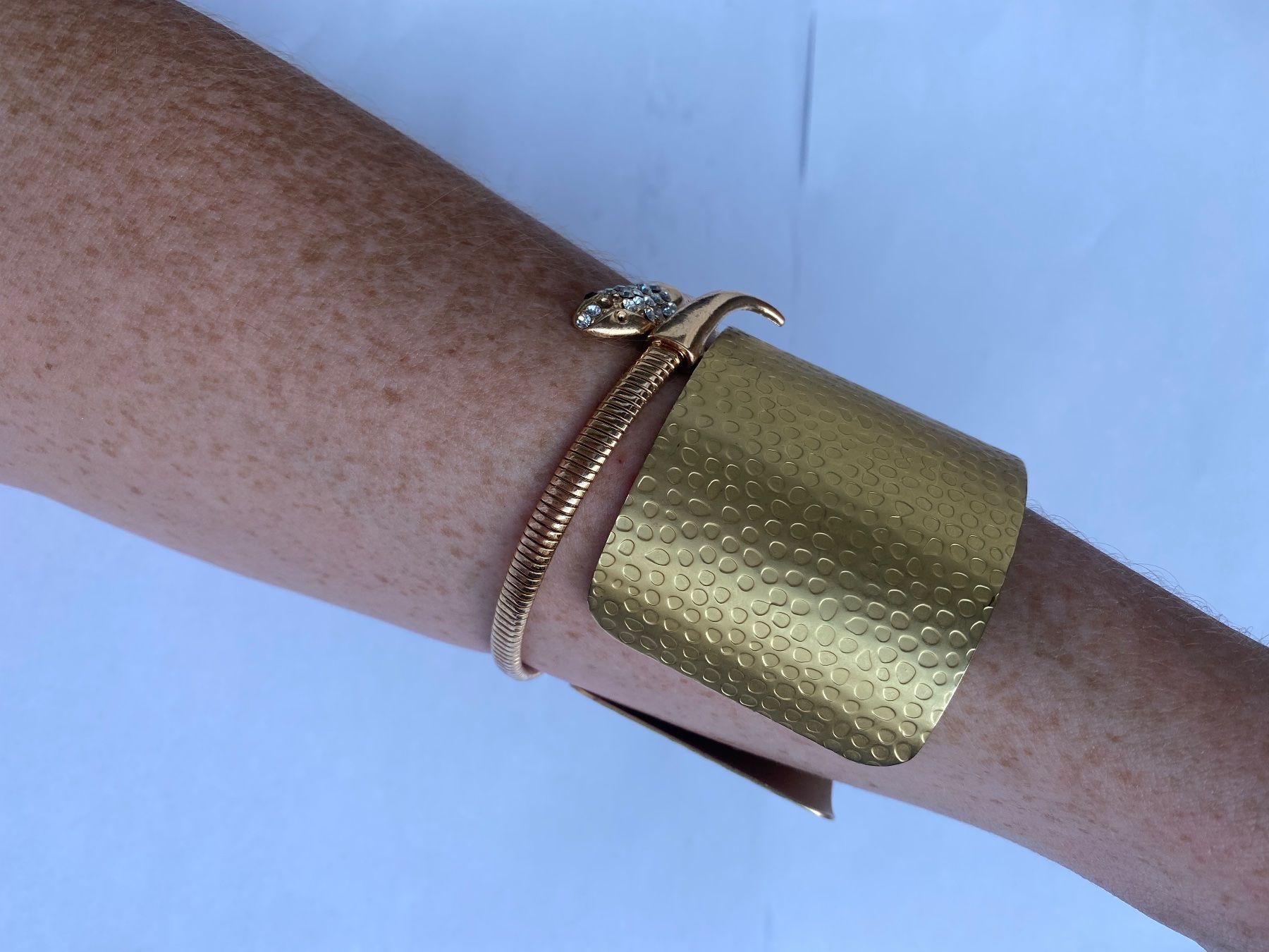 Bracciali & Braccialetti: Bracelet manchette doré martelé – Usato da Genève venduto da lejardindesvetements 1