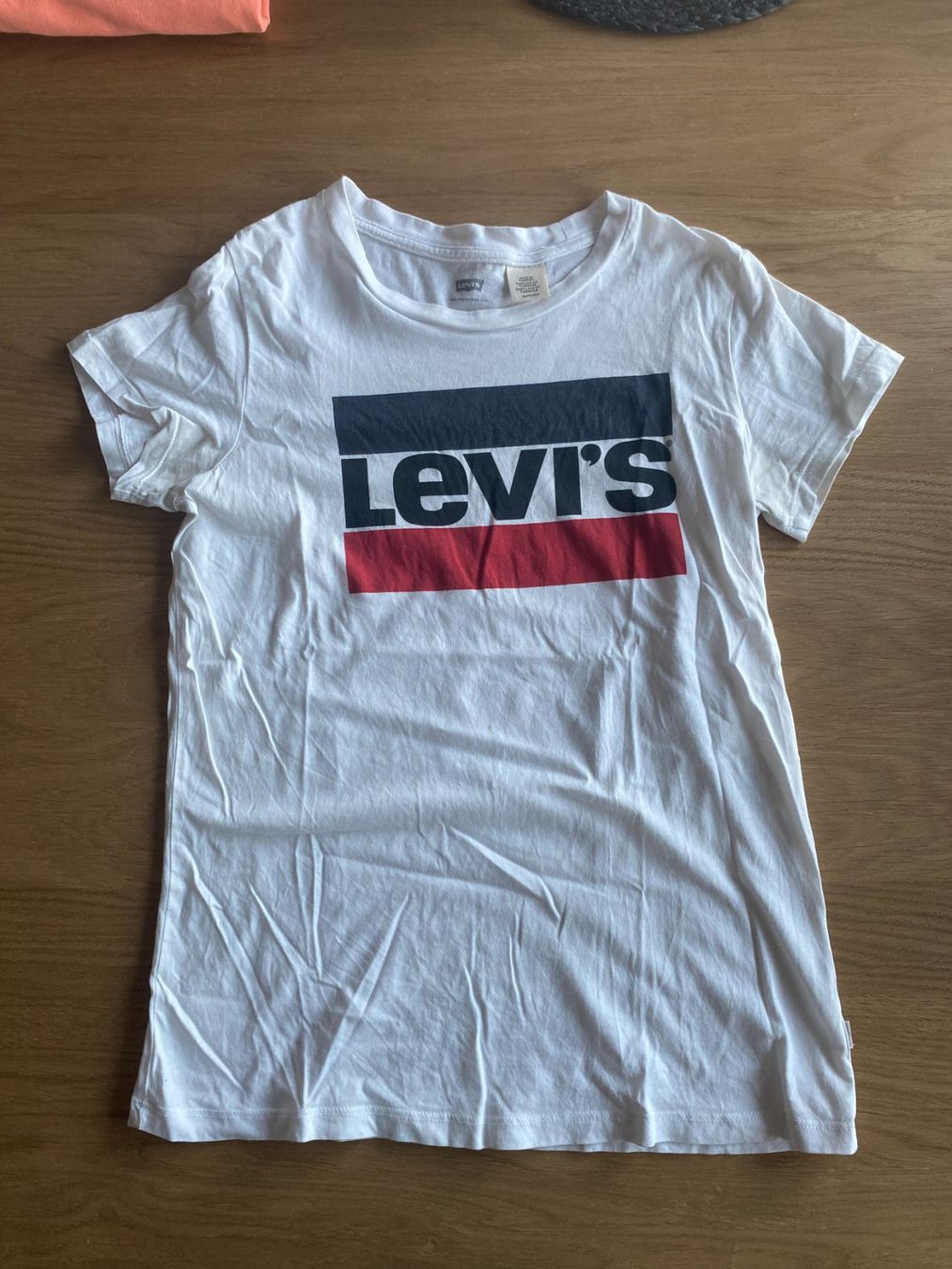 Levi's T-shirt: Levi's white logo T-shirt – Usato da Olten venduto da ike_z56r