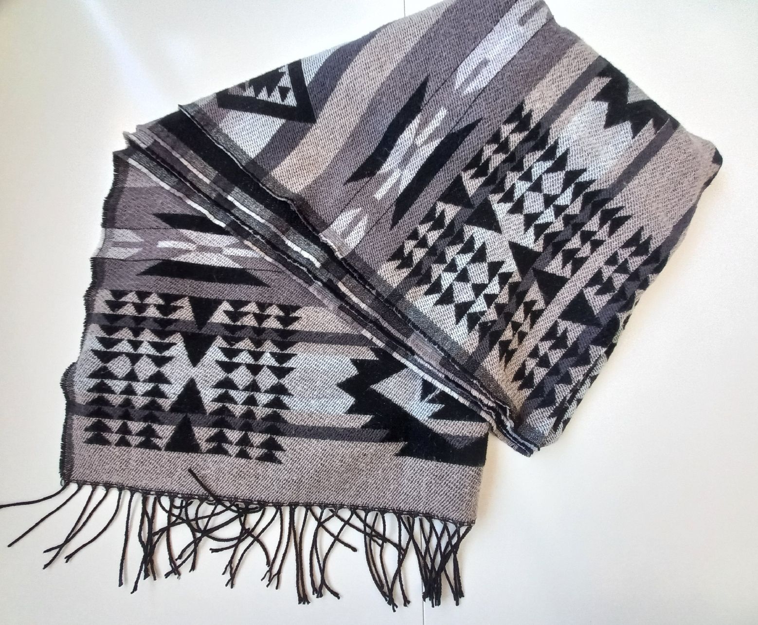 Foulard & Sciarpe: Grosser Schal von REVIEW – Usato da Oberuzwil venduto da venditum.