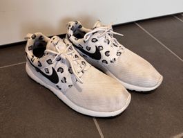 Weisse Schuhe Sneaker Nike Gr. 39 Dalmatiner