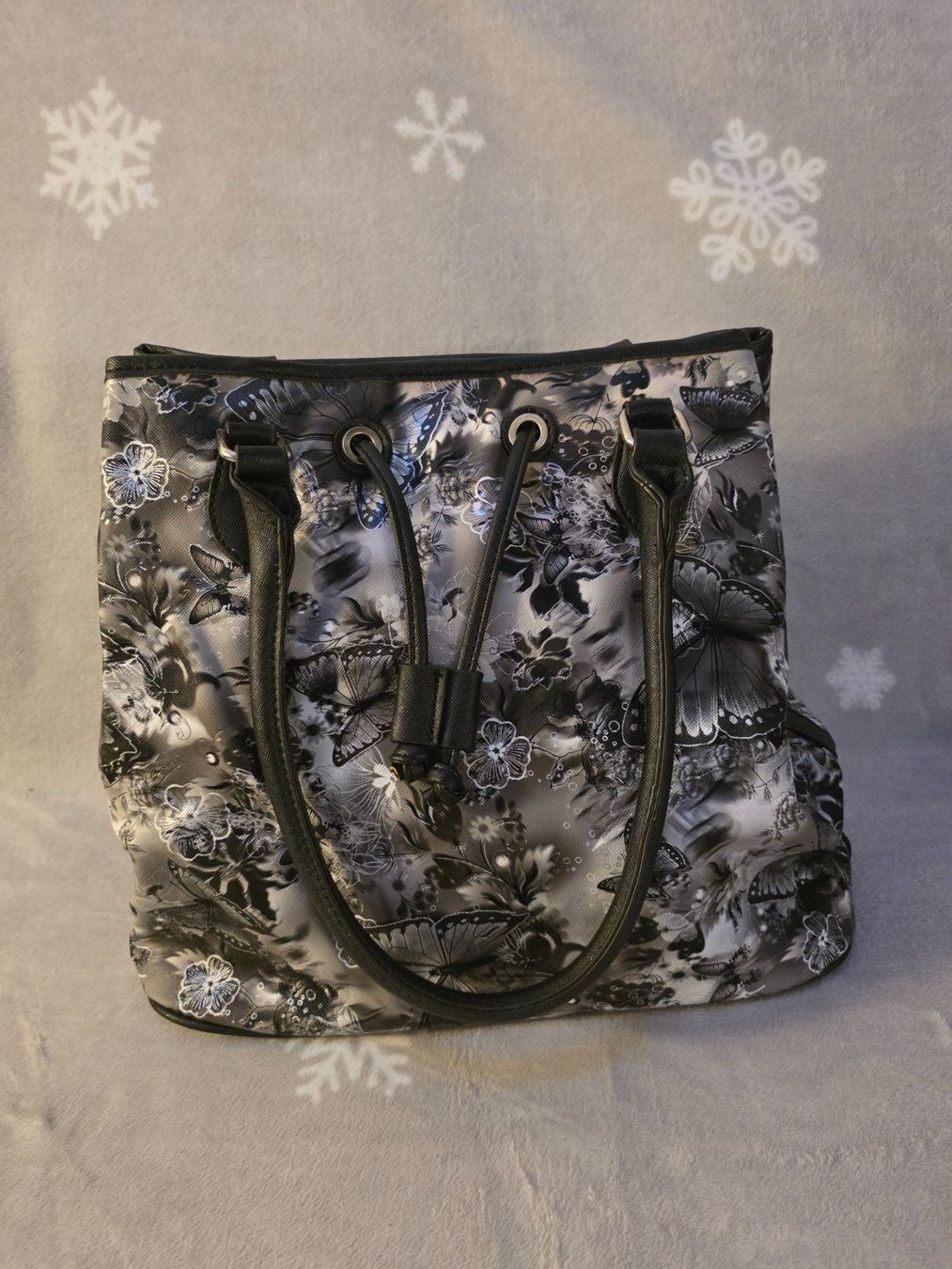 Borse da donna: Schöne Handtasche mit Schmetterlings Muster – Nuovo (secondo la descrizione) da Steffisburg venduto da ang_7fcj 2