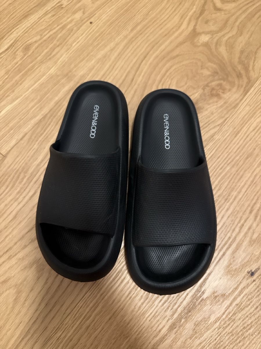 Flipper: Bade-Slipper schwarz Grösse 39/40 neu – Usato da Thun venduto da iderex
