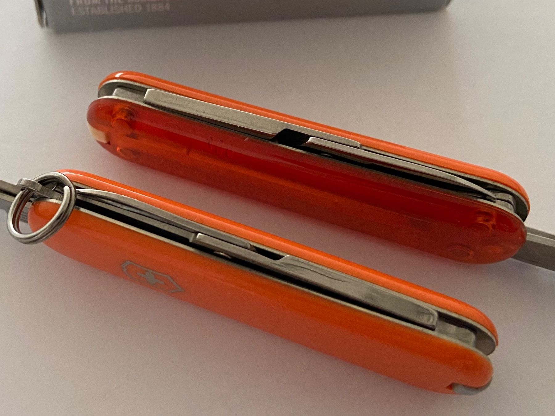Victorinox Coltelli tascabile: Victorinox Classic Mango u Mango/Orange transp Mini Couteau – Nuovo e nell'imballaggio originale da Zürich venduto da ArizonaNevada