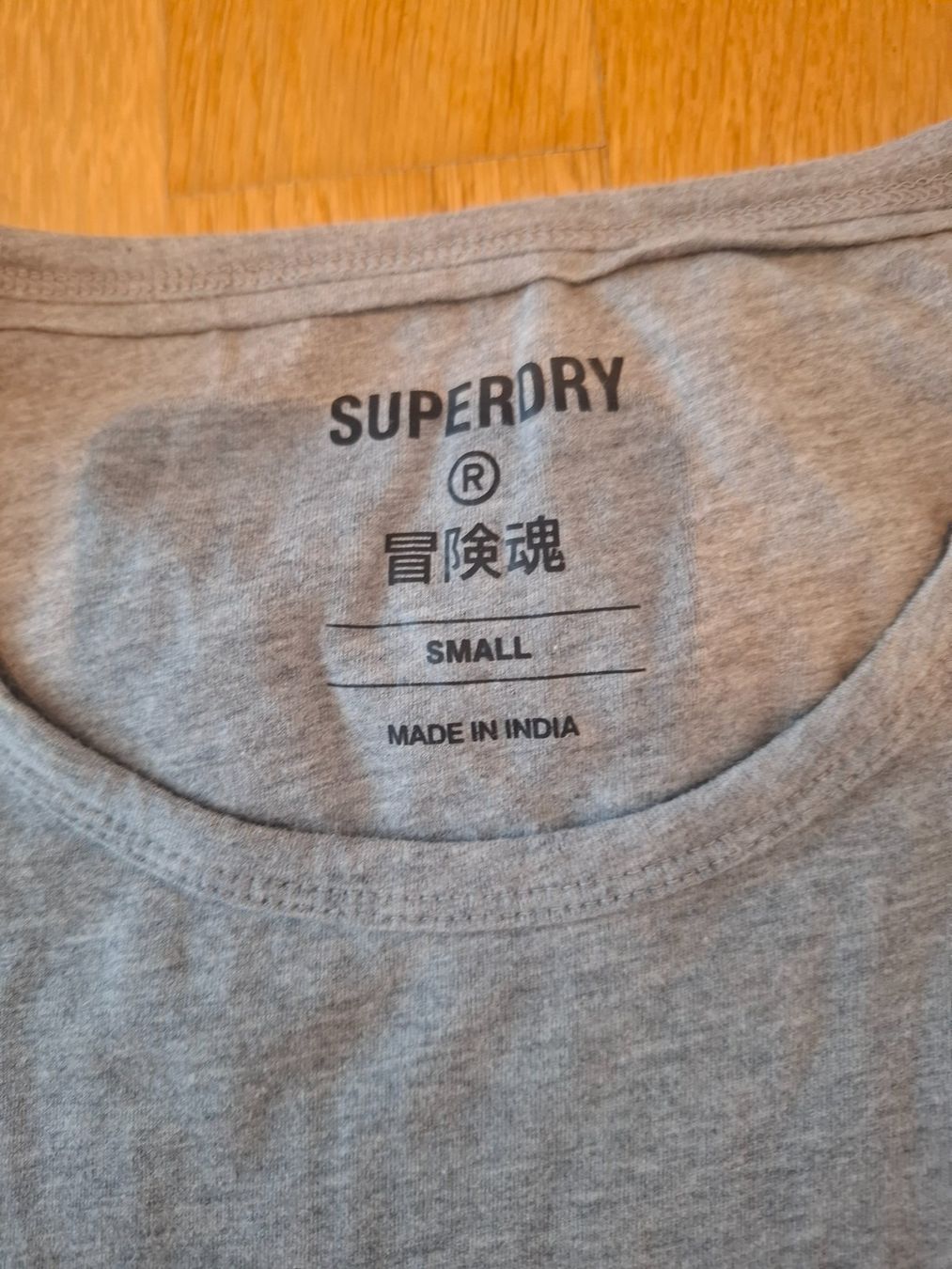 Superdry T-shirt: T-Shirt Superdry grau Grösse S – Usato da Romanshorn venduto da lichtmond2022 1