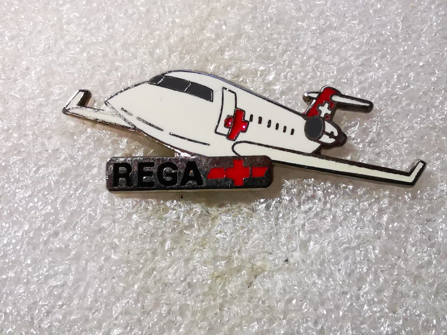 Plaketten & Abzeichen: Ansteckpin 56: Flugzeug Rega Jet – Gebraucht aus Oppligen von Pin-Fall-Shop