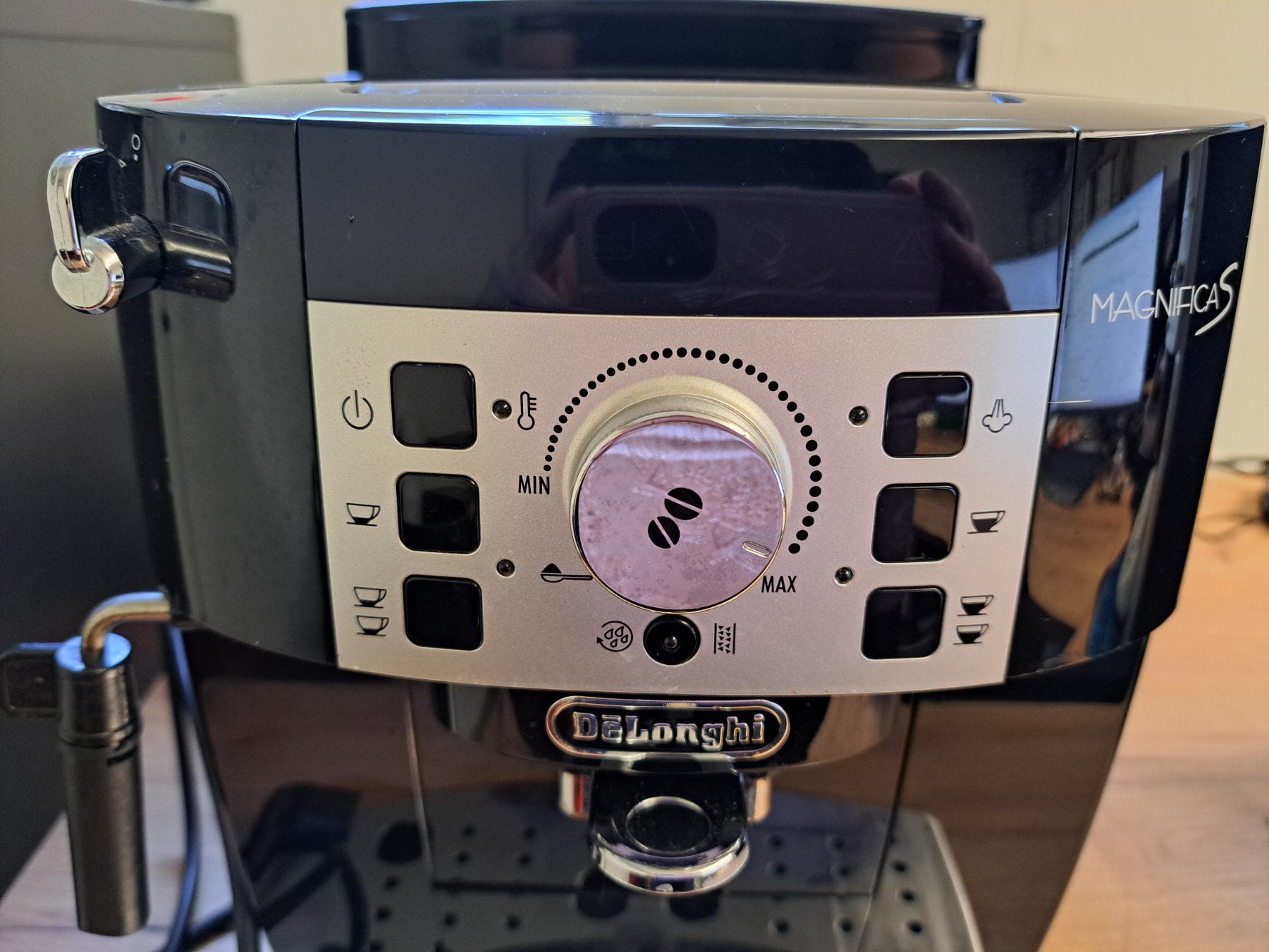 De'Longhi Macchine per caffè & Macchine per espresso: DeLonghi Magnifica S ECAM Kaffeevollautomat – Usato da Hauptwil venduto da maexchen71 5