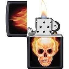 Feuerzeuge: Zippo Flaming Skull Design Black Matt – Neu und originalverpackt aus Wängi von elcigarro 1