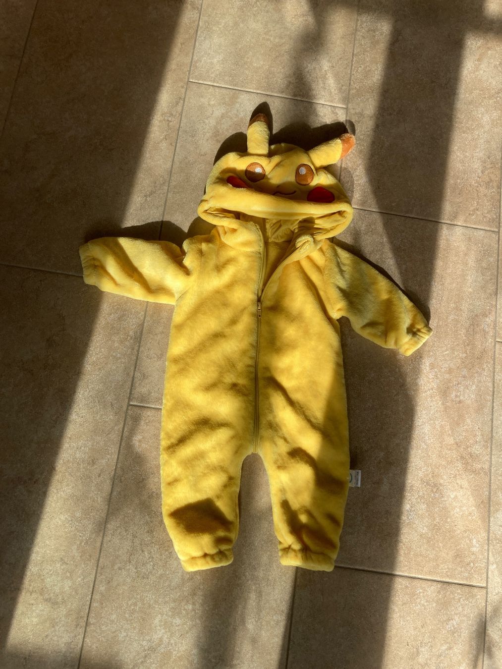 Pyjamas & Ähnliches: Baby Strampler "Pikachu" Plüsch, Gr. ca. 74/80 – Gebraucht aus Gelterkinden von froggy80 3