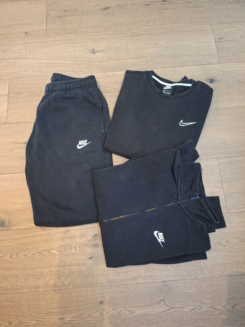 Nike Lotti di vestiti: Nike Trainingsjacke / Nike Trainingshose / Nike – Usato da Wimmis venduto da ste_z8nb