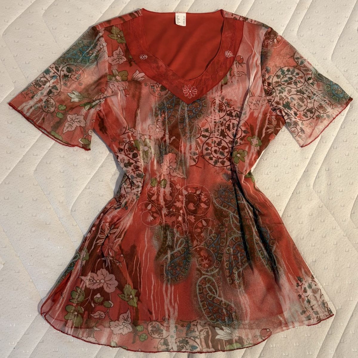 T-shirt: Rotes Sommerliches Boho Mesh Shirt mit Blumenmuster – Nuovo (secondo la descrizione) da Brünisried venduto da Livtsukki2ndHand 1