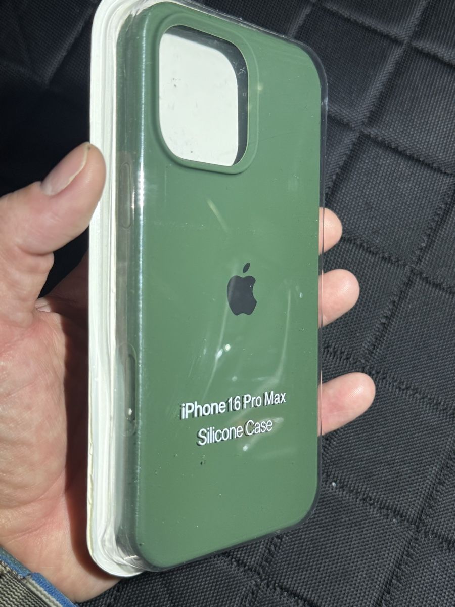Coques & Protection écran: Coque iPhone 16 Pro Max silicone - vert olive NEUF! – Neuf avec emballage d'origine à Lausanne par Licio7 1