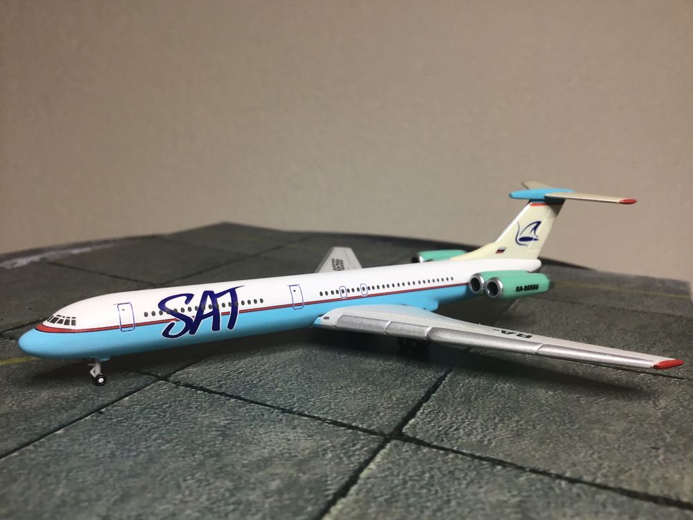 Herpa Modellflugzeug IL-62M Luftwaffe - Sammler-Modell Im Maßstab 1:200 Aus Metall