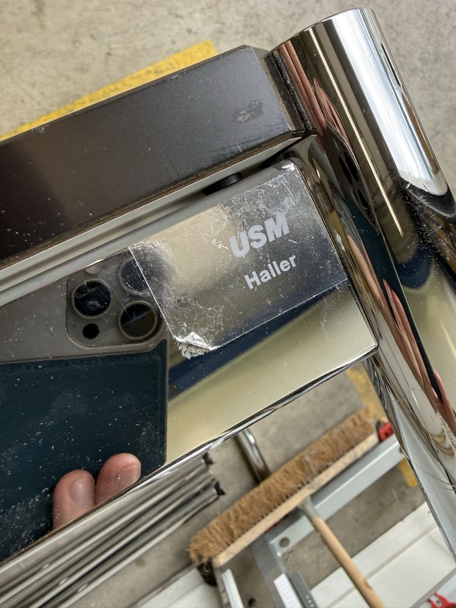 Tavoli: USM Haller Tisch 1m x 1m – Usato da Oberriet SG venduto da Petros. 1