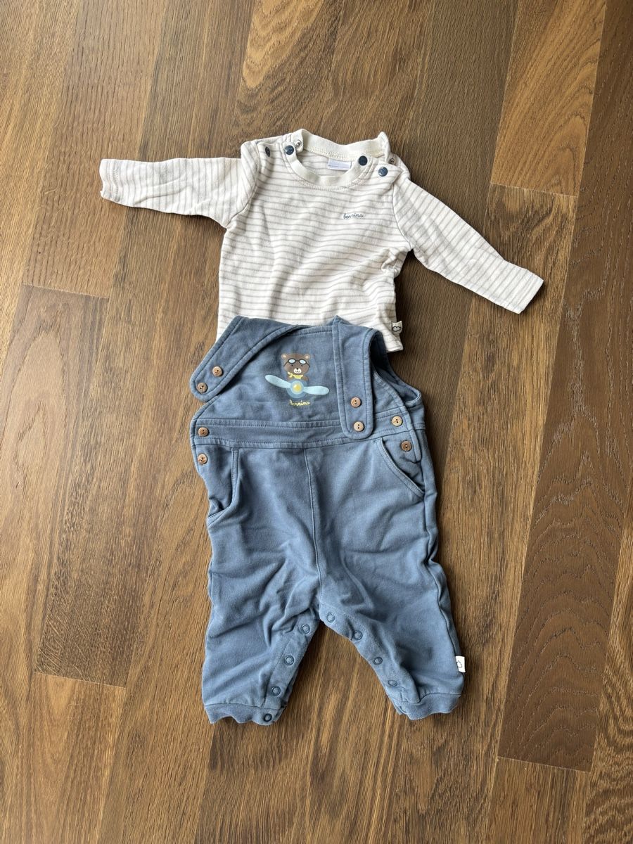 Lotti & Set di vestiti: 3 Latzhosen mit 2 Pullovern und einem Body – Usato da Toffen venduto da Mara685 2