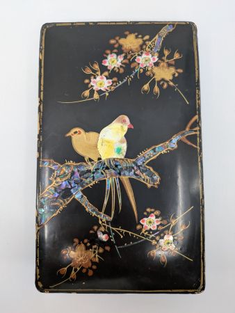 Asiatische Box Pappmaché schwarz lackiert mit Chinoiserie