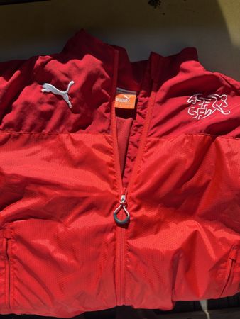 Giacca sportiva Puma Svizzera rossa, taglia S, usata
