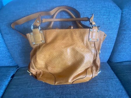 Sac à main en cuir tressé orange, parfait pour l'été! ☀️