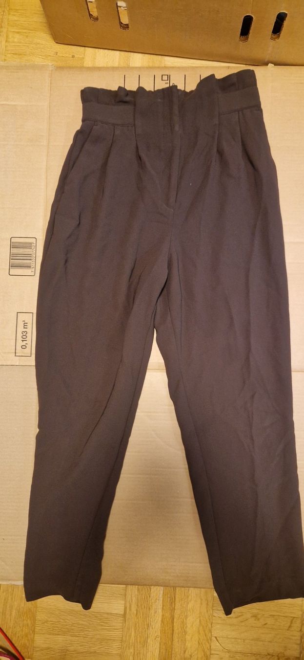 Lotti di vestiti: verschiedene Hosen, Gr. 36 – Usato da Kriens venduto da Evelyne.borth