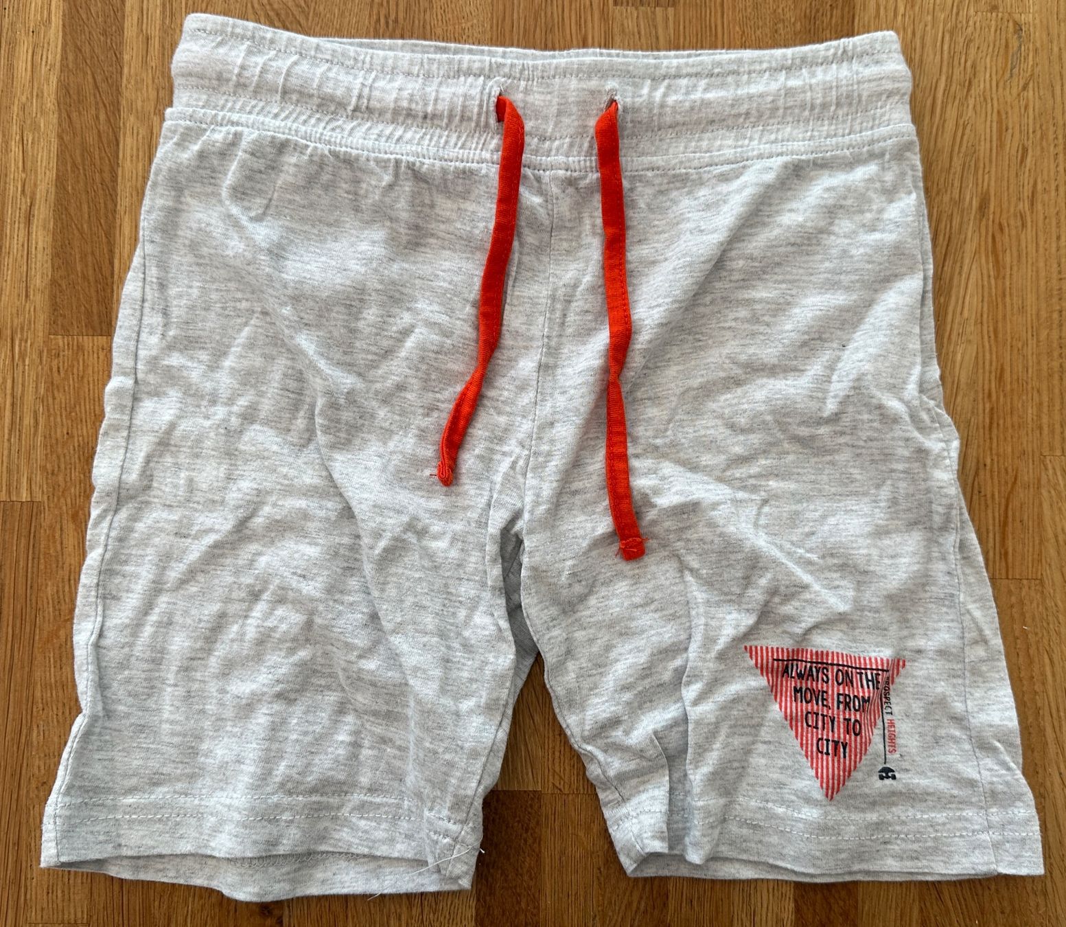 Hosen: Shorts grau Gr. 110 - leichter Stoff – Gebraucht aus Winterthur von Secondhand-Family