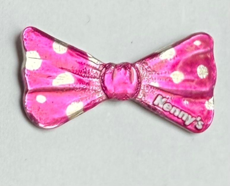 Plaketten & Abzeichen: Kenny's Fliege mit Pünktchenmuster Pin – Gebraucht aus Zürich von Kue_Zuerich