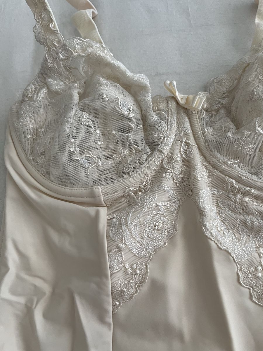 Autres dessous: Body Ulla Dessous Spitze Creme Grösse 80 D – Neuf (Voir description) à Rüfenacht par lilly_67 1