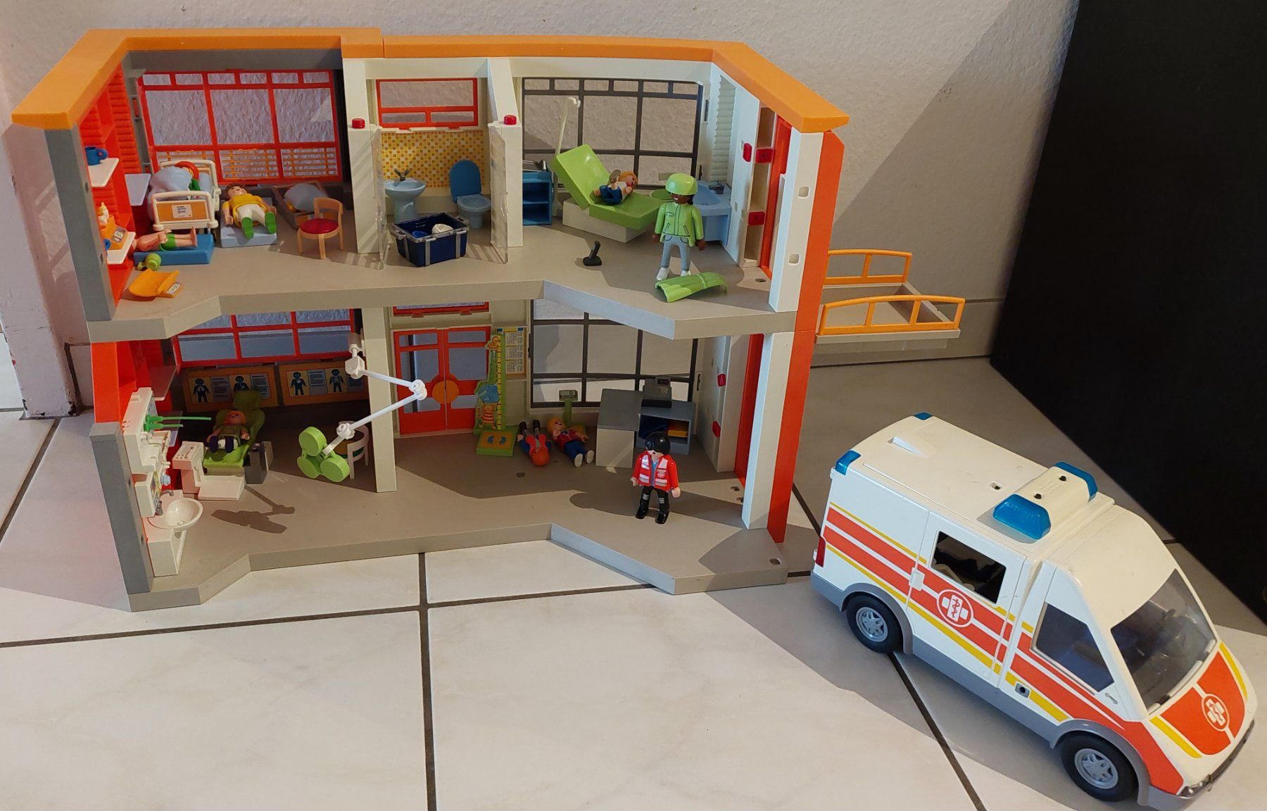 Playmobil Case e mobili per bambole: Krankenhaus Playmobil – Usato da münchenstein venduto da ewu_8lcz