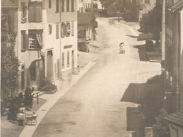 HALLAU: Hauptstrasse animiert, Foto-AK Papeterie Pfund 1928