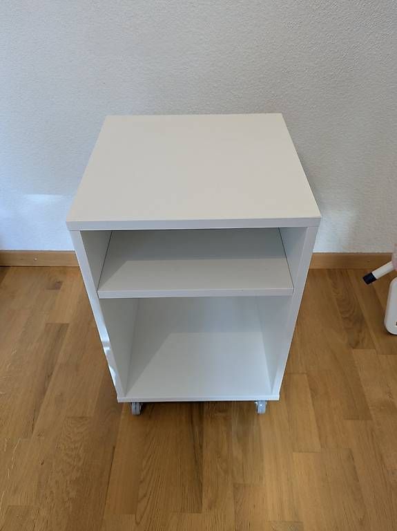 Tables de nuit: Vihals Nachttisch mit Rollen – D'occasion à Sankt Gallen par mat_7rmr 1