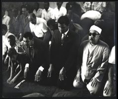 Fotografie Boxer Muhammad Ali beim Gebet