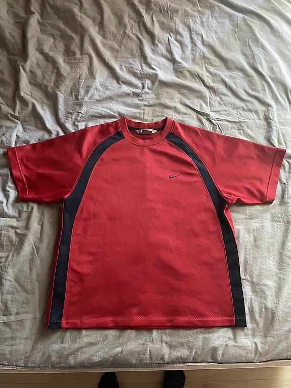 Nike T-shirts: Tshirt Nike rouge – D'occasion à Lucens par lisacc
