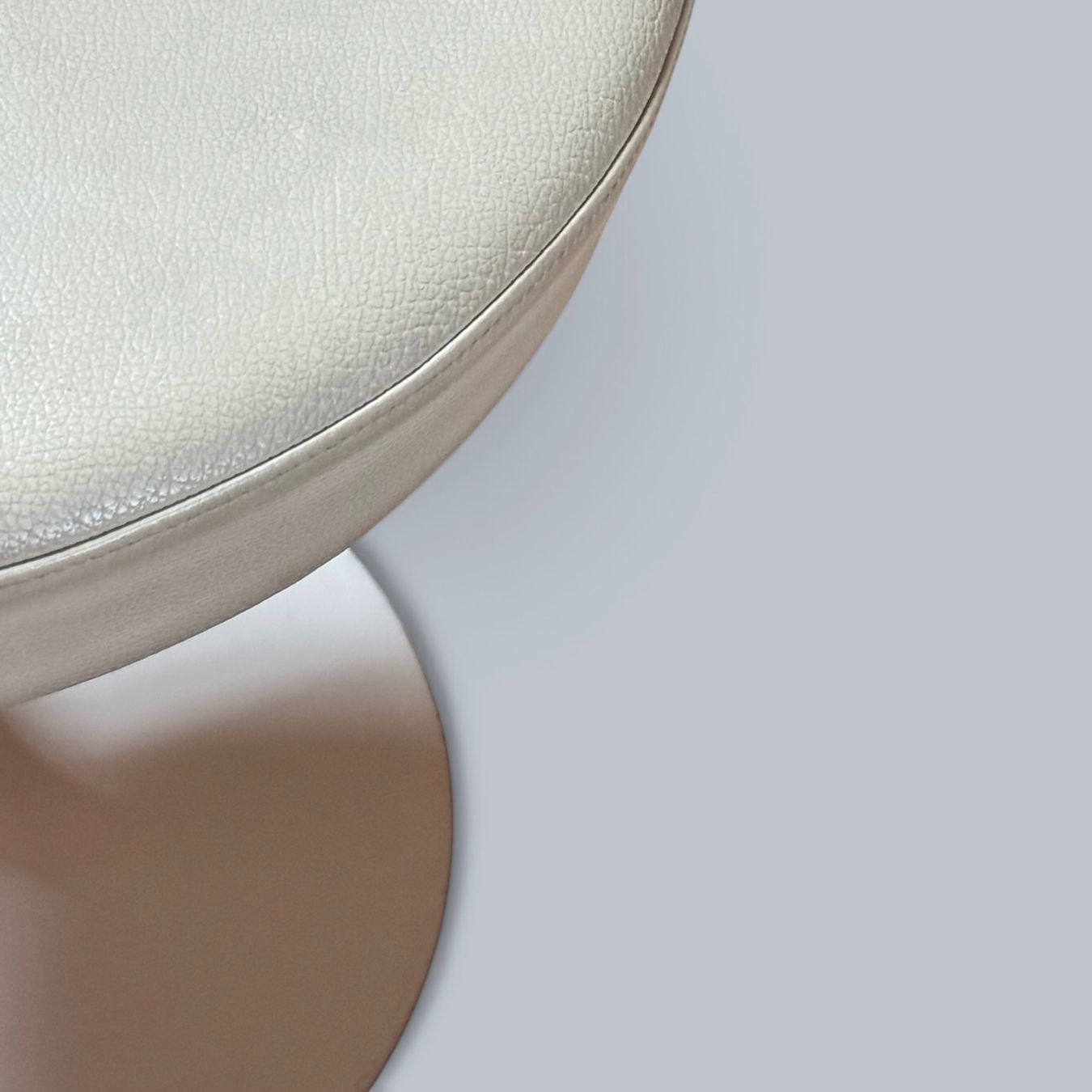 Knoll Sedie: Eero Saarinen Tulip Hocker Leder Knoll Studio – Usato da Basel venduto da MidMod20C 1