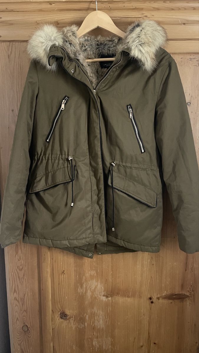 Zara Giacche: Zara Parka olivgrün mit Kunstfellfutter – Usato da Brüttisellen venduto da SonjaP0102 1