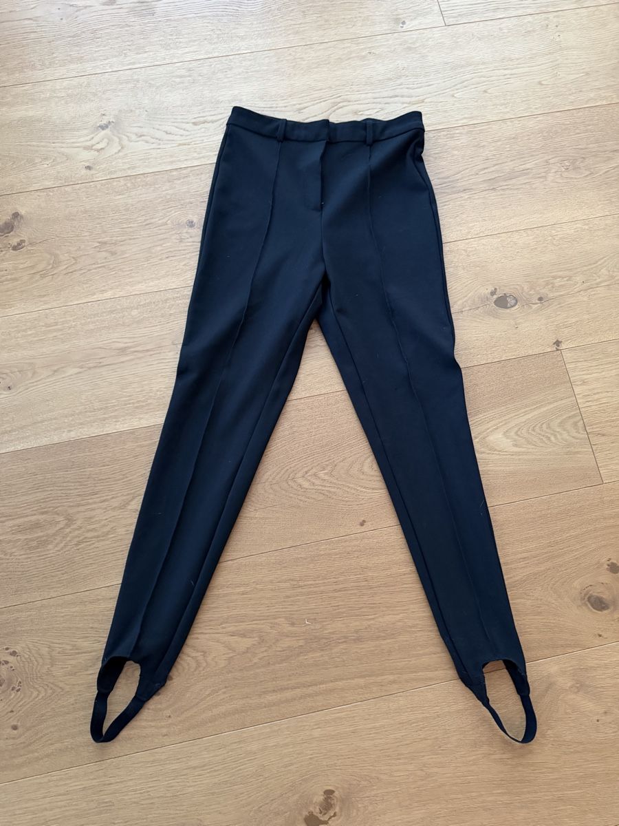 Vero Moda Pantaloni: Pantalon noir à étriers – Usato da Uetliberg venduto da adrenalhyn 1