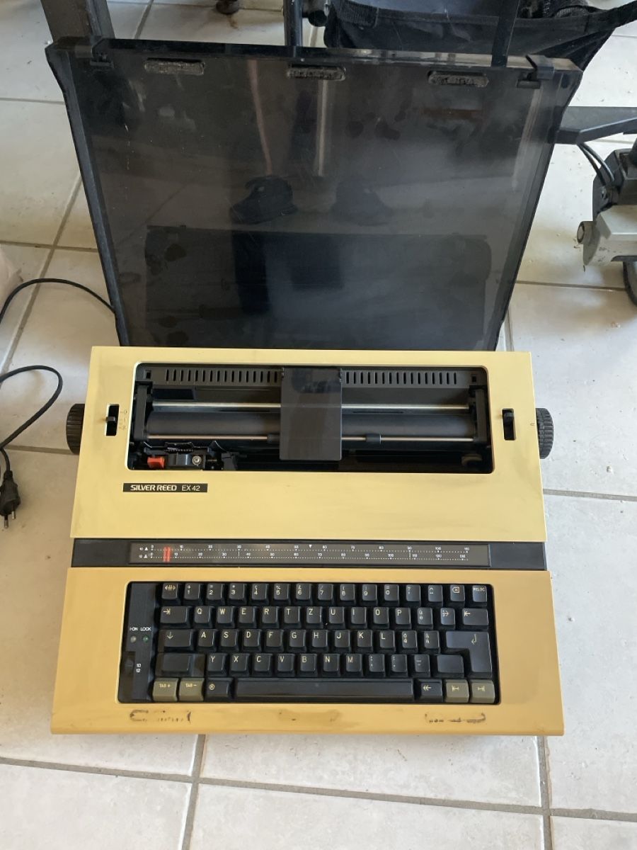 Macchine da scrivere: Machine à écrire Silver Reed EX45 vendu sans garantie de mar – Usato da Meyrin venduto da jul_km5p