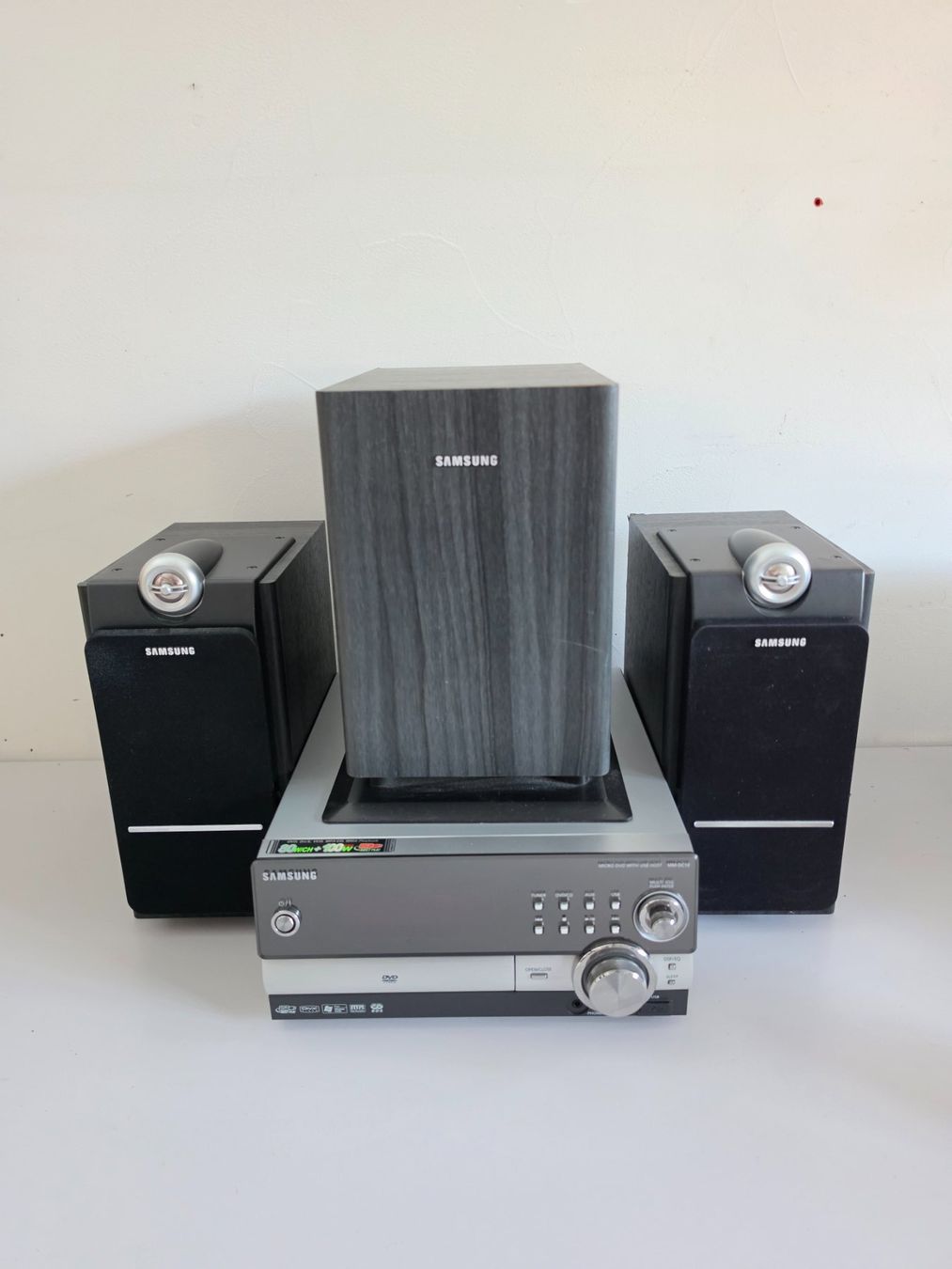Samsung Sistemi audio & multimediali: Samsung Micro-Anlage MM-DC10 - DVD CD USB - 2.1 - 2000er – Usato da Birr venduto da DisDas