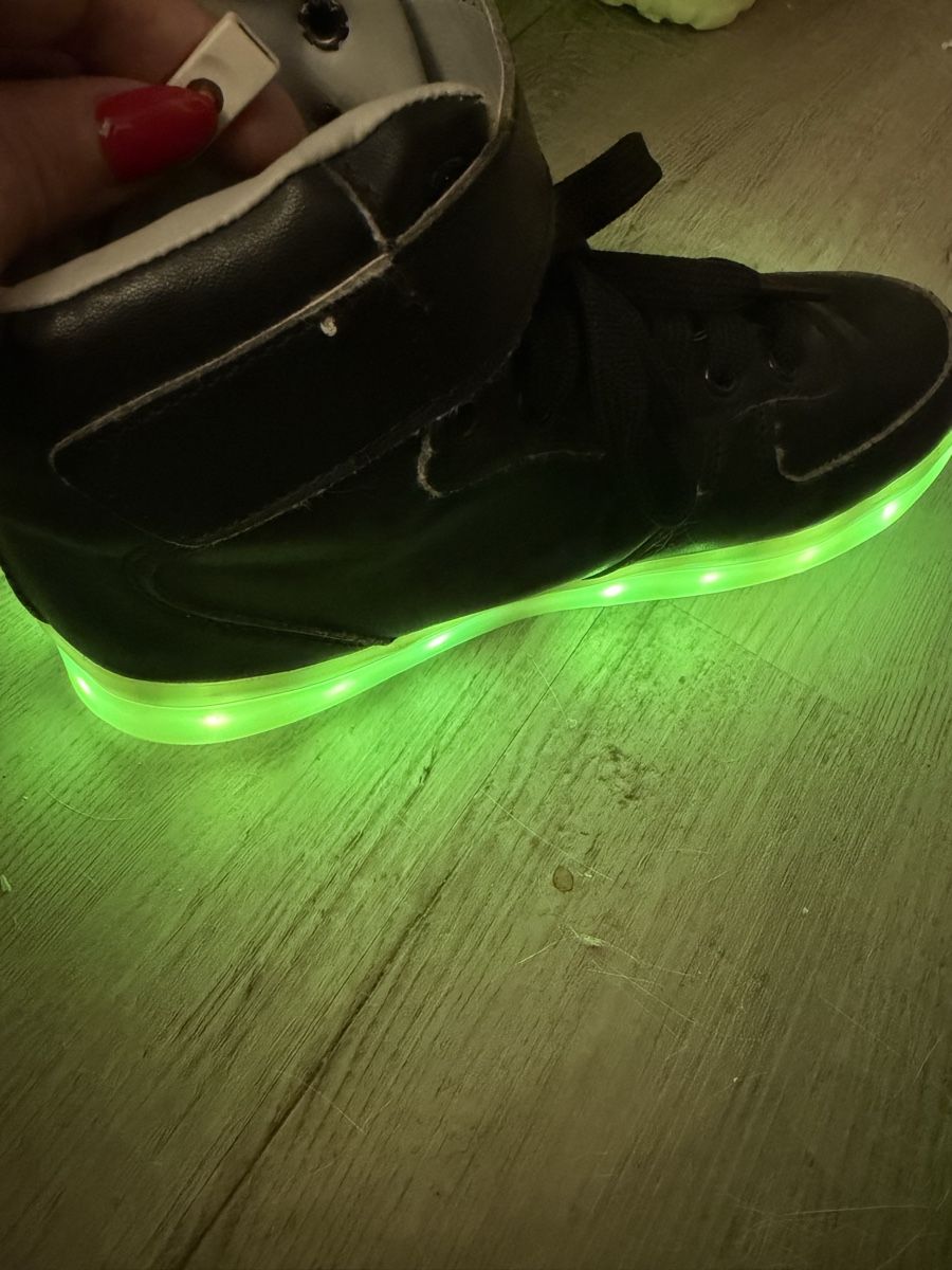 Chaussures garçon: Sneakers mit Licht grosse 34 – D'occasion à Regensdorf par iamabarbiegirl 2