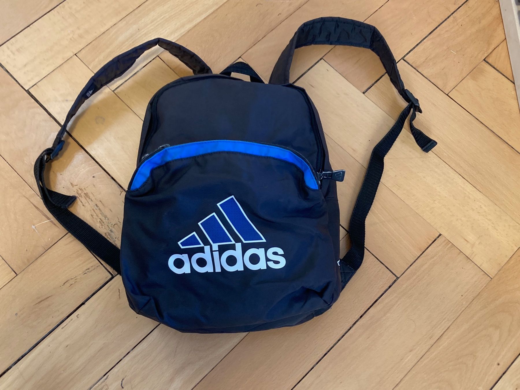 Adidas Zaini: Vintage Y2K Adidas Small Backpack – Usato da Zürich venduto da le_souk