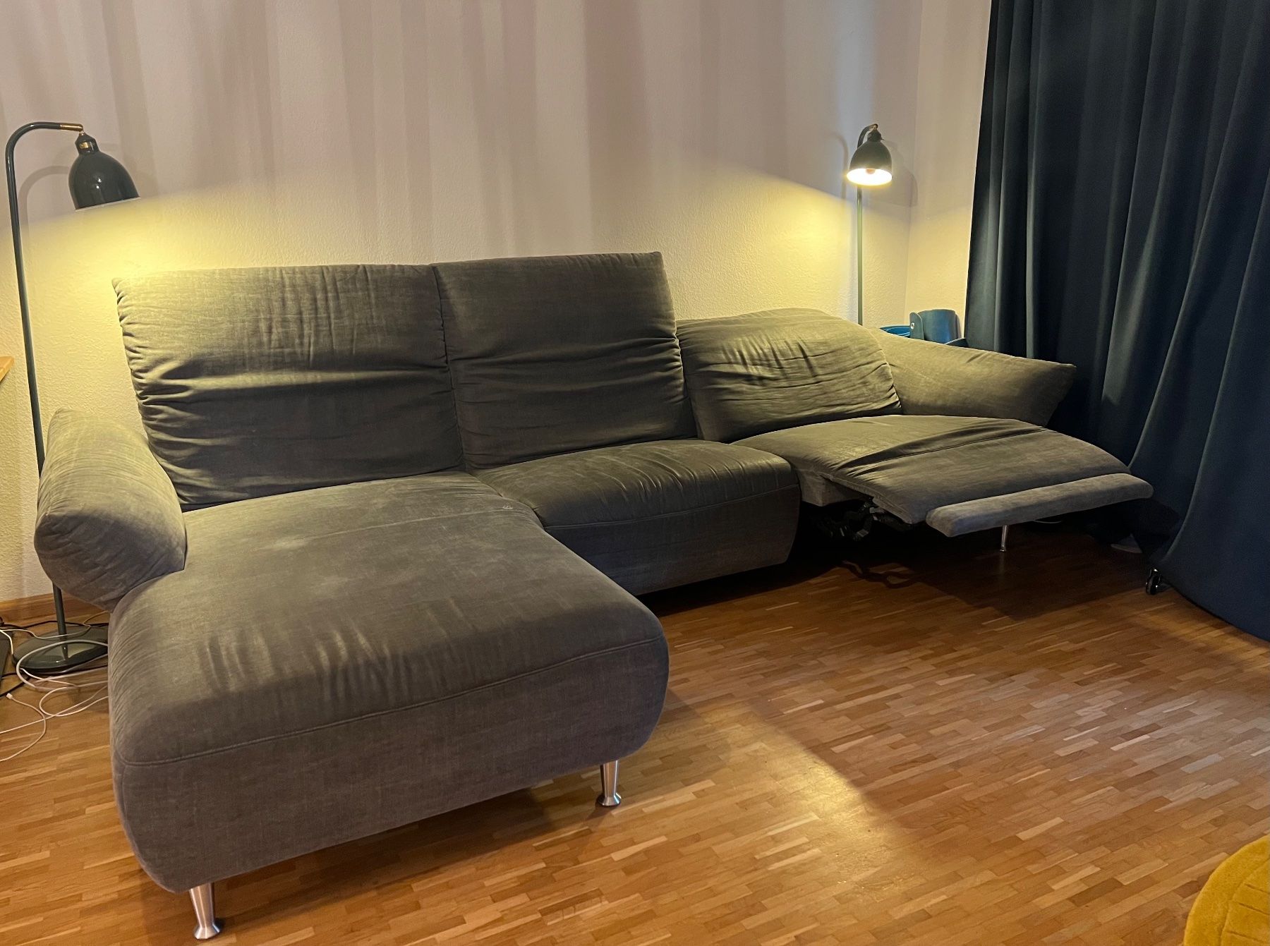 Sofas: Graues Stoffsofa mit Recliner - gebraucht – D'occasion à Binningen par noa_9wfx 1