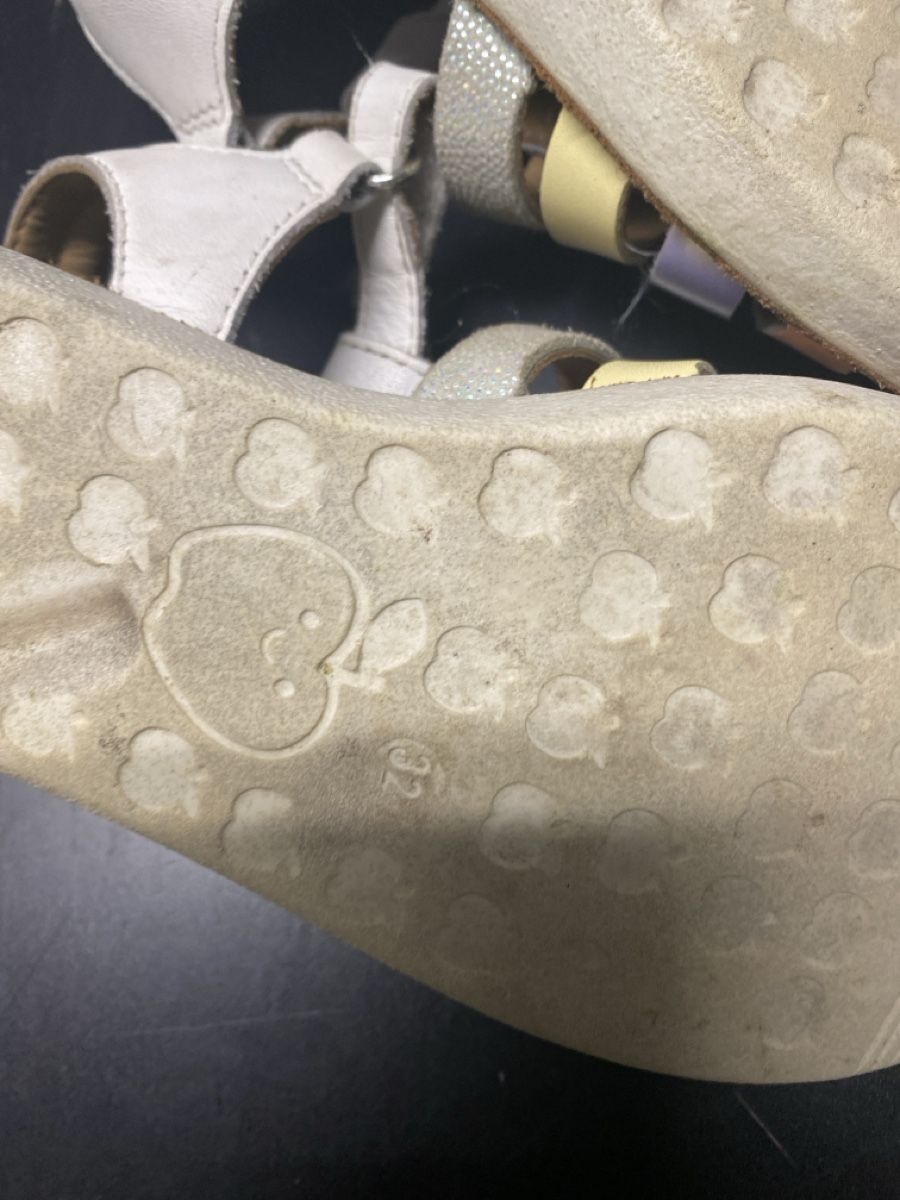Scarpe per ragazze: Mädchensandalen Leder Gr.32  – Usato da Biel-Benken BL venduto da PANORMUS 1