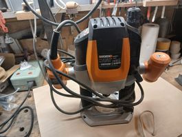 A vendre lot de 2 défonceuses avec accessoires .