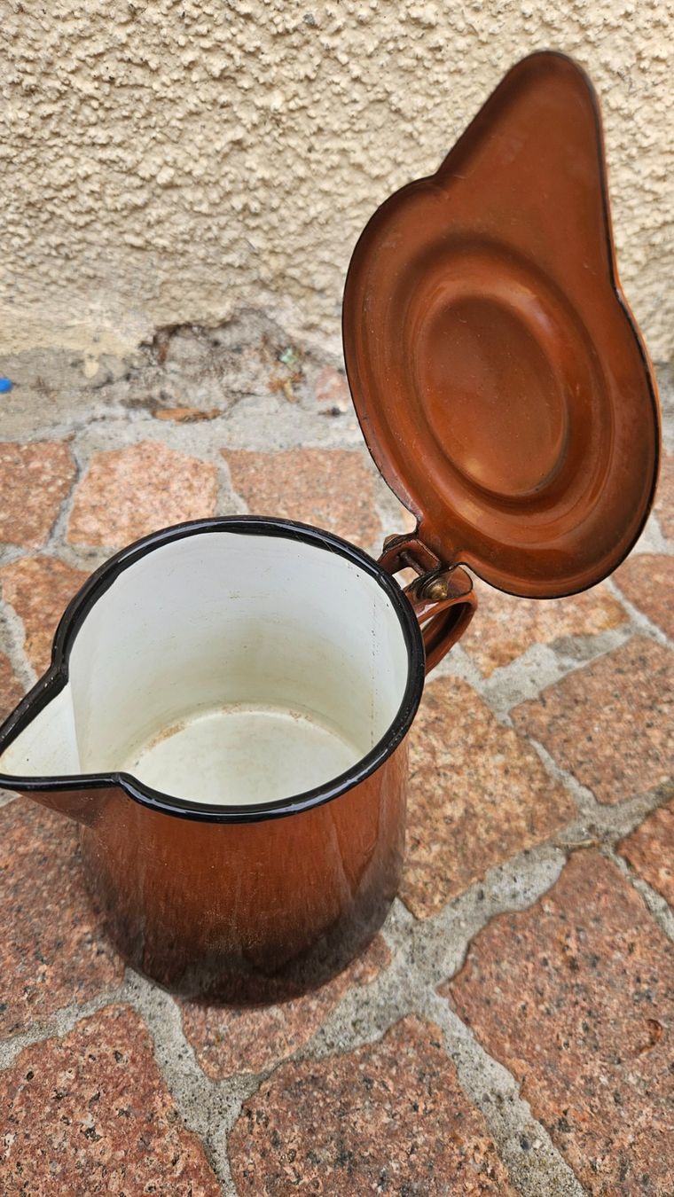 Caraffe: Brocchetta in metallo smaltato con coperchio – Usato da Melano venduto da H-Sara 2