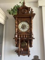 Wanduhr Nussbaum mit Pendel guter Zustand
