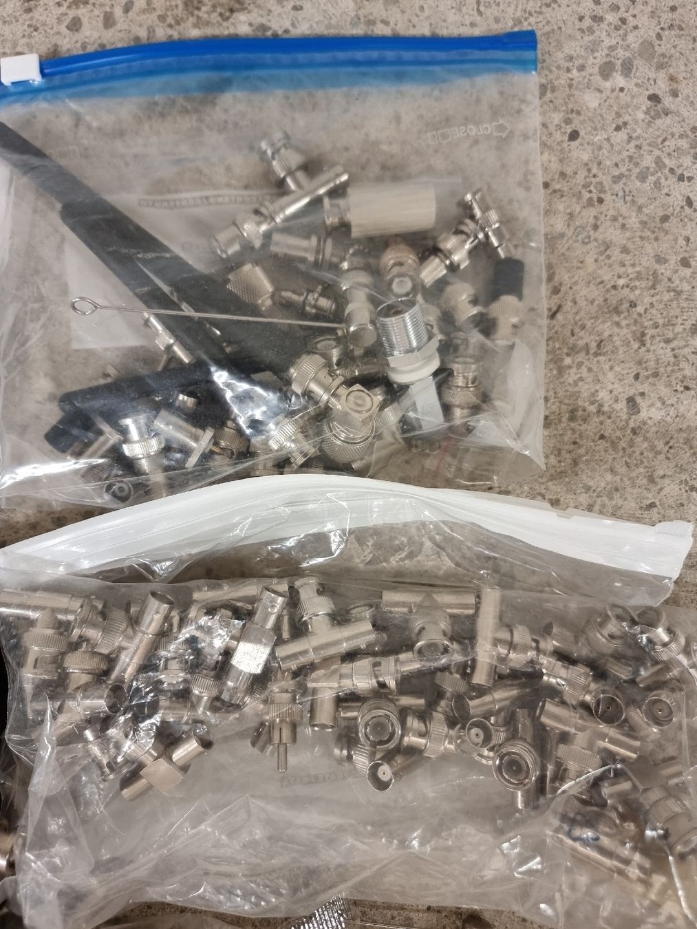Componenti elettronici: Lot connecteur RF – Usato da Chêne-Bougeries venduto da SKPP 4