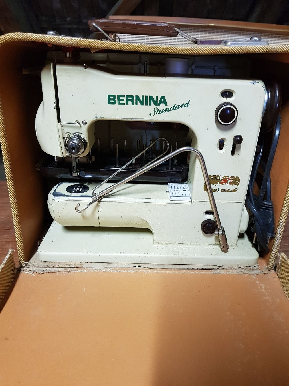 Bernina Macchine da cucire: Machine a coudre BERNINA Standard avec mallette accessoires  – Usato da Bevaix venduto da goj_s5vk